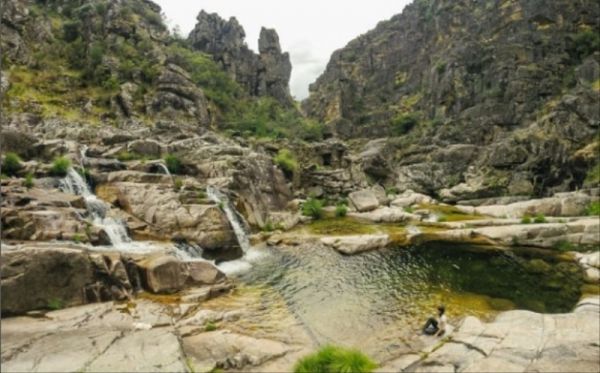 Um dos rios mais bonitos e secretos de Portugal está repleto de cascatas e lagoas
